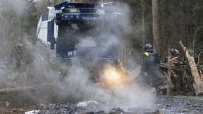 Sehet, die erste Barrikade brennt