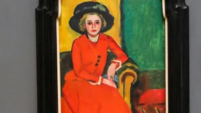 Das Mädchen im knalligen Kleid