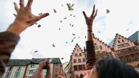 Mindestens 50.000 Euro in Geldscheinen wehen aus Mainzer Hochhaus