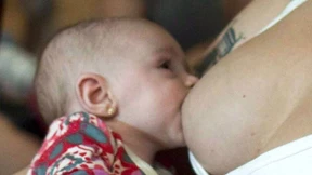 Tätowierte Australierin darf ihr Baby nicht mehr stillen