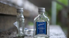 Kinder stehlen Alkohol und betrinken sich