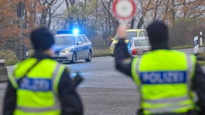 Polizei findet zufällig Waffen und Granaten  – Vier Festnahmen im Supermarkt