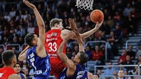 Schauspieler unter dem Korb