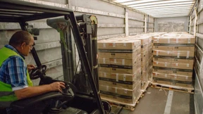 Windeln und Zwieback für die Kinder