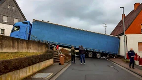 Lastwagen fährt sich nach missglücktem Wendemanöver fest