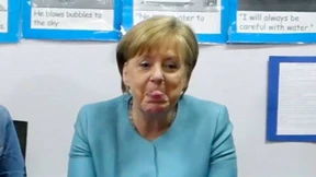 Wem streckt Merkel hier die Zunge raus?