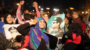 Starker Mann in neuen Kleidern