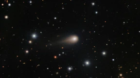 Ein Schweifstern leuchtet am Abendhimmel