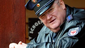 Sagt uns endlich, wer der Dicke auf dem Motorrad ist