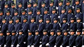 Kolumbianische Polizeischüler posieren bei offizieller Feier als Nazis