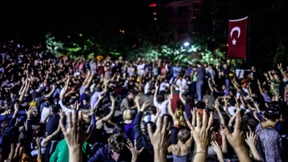 Bikini-Tanz und Diskussionen