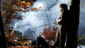 Alte Dame mit langen Messern