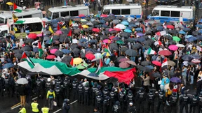 Demonstranten im Regen