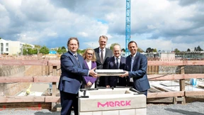 Scholz legt Grundstein für neues Forschungszentrum von Merck