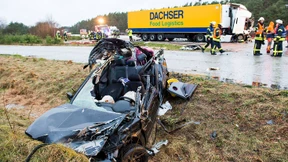 Drei Tote bei Karambolage mit Viehtransporter auf A24