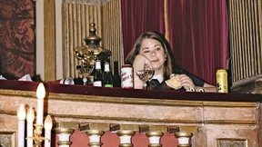 „Klimakleber“, schimpfen die pelzbedeckten Damen