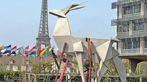 Der Hirsch fährt zur Venedig Biennale