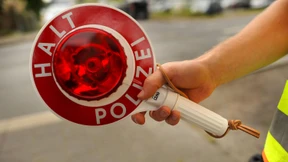 Spraydose explodiert und verletzt Kind – Mann beißt Polizisten