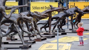 Wolfsmenschen als Zeichen gegen Hetze