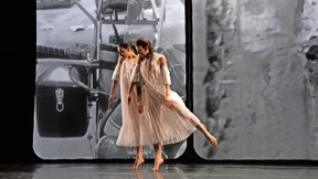 Tanz einer gedankenversunkenen Göttin