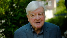 Dann erhebt sich ein Vagant und verlässt den Priesterstand