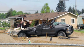 Wütender Nachbar greift zum Bulldozer
