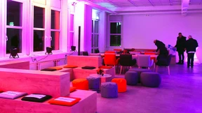 Mit Lounge und Werkstätten