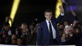 In Paris sitzt ein Partner mit Schneid