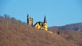 Hier kommt die Fee und dort der Bräutigam