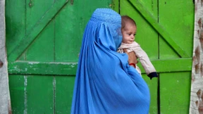 Frauen, an die Waffen