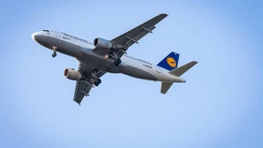 Reiseleiter geht im Flugzeug auf Stewardess los