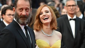 Gelbe Kleider auf dem roten Teppich