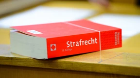 Neonazis wegen Vergewaltigungsserie vor Gericht