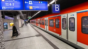 Flüchtender Schwarzfahrer stößt Frau auf Bahngleise