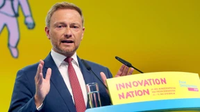 Lindner rechtfertigt Bäcker-Anekdote