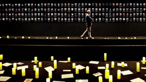 Die Tür zeigt neun Einschusslöcher