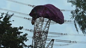 Heißluftballon stürzt in eine Stromleitung