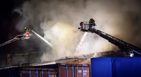 Lagerhalle eines Frankfurter Recyclinghofs in Flammen