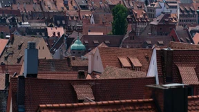 Mann flüchtet vor Verhaftung über Dächer von Nürnberg