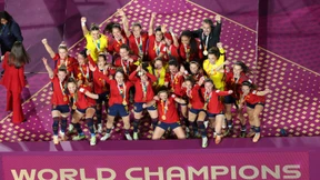 Spanierinnen gewinnen den Titel - Flitzer unterbricht Spiel