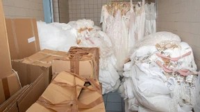 Ermittler finden über 300 Brautkleider am Düsseldorfer Hafen