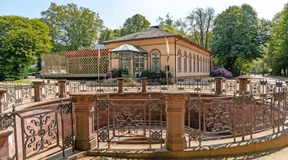 Städtischer Manager zwischen Spieltisch und Reha-Klinik