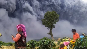 Vulkan Sinabung speit riesige Aschewolke in den Himmel