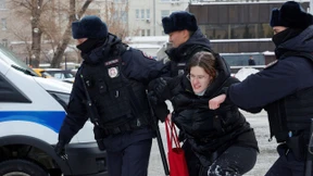 Russische Polizei löst Mahnwachen gewaltsam auf