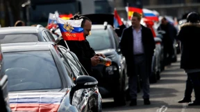 Autokorso in Berlin mit russischen Fahnen