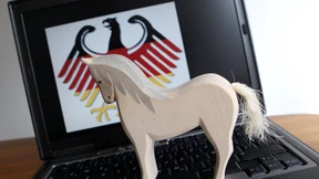 Friedrich verteidigt Überwachung durch Trojaner 