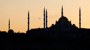 Bus rast in Istanbul in Haltestelle