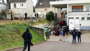 Polizei zwingt protestierende Schüler auf die Knie