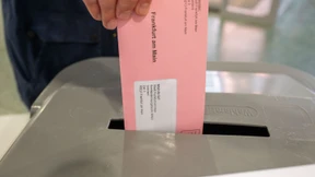 Die ersten Stimmen sind in der Urne