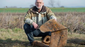 Lederreste und Fallschirm-Schloss noch im Cockpit